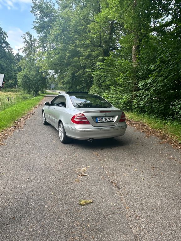 Silber Gebraucht 2004 Mercedes CLK320 Elegance Coupé | 8.700 € (Fairer Preis) - Bild 1/4