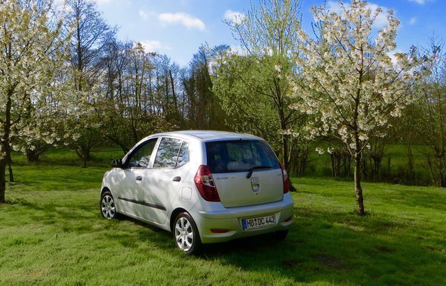Gebraucht Hyundai i10 69 PS (50 kW) 2012 Silber metallic Kleinwagen