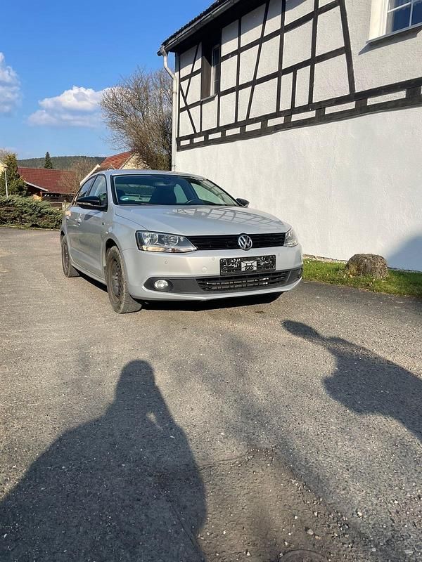 Gebraucht VW Jetta 105 PS (77 kW) 2012 Silber Limousine