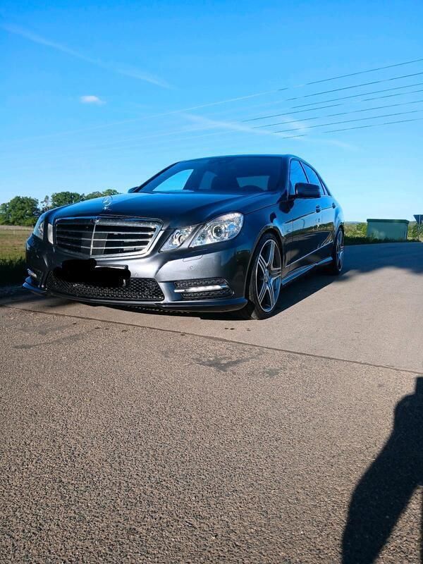 Grau Gebraucht 2011 Mercedes E500 Limousine | 23.000 € - Bild 1/4