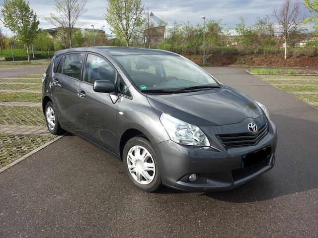 Gebraucht Toyota Verso Skyview Edition 147 PS (108 kW) 2011 Grau metallic Van / Kleinbus