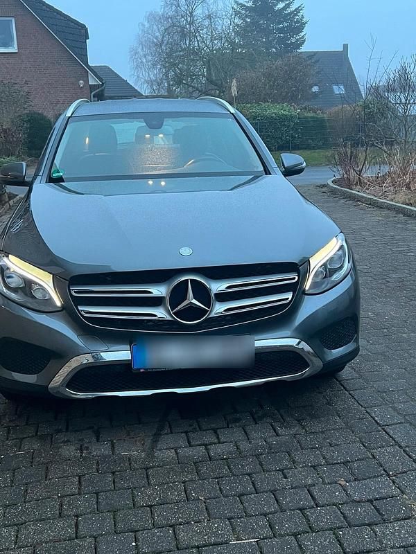 Grau Gebraucht 2016 Mercedes GLC220 SUV | 25.099 € (Superpreis) - Bild 1/4