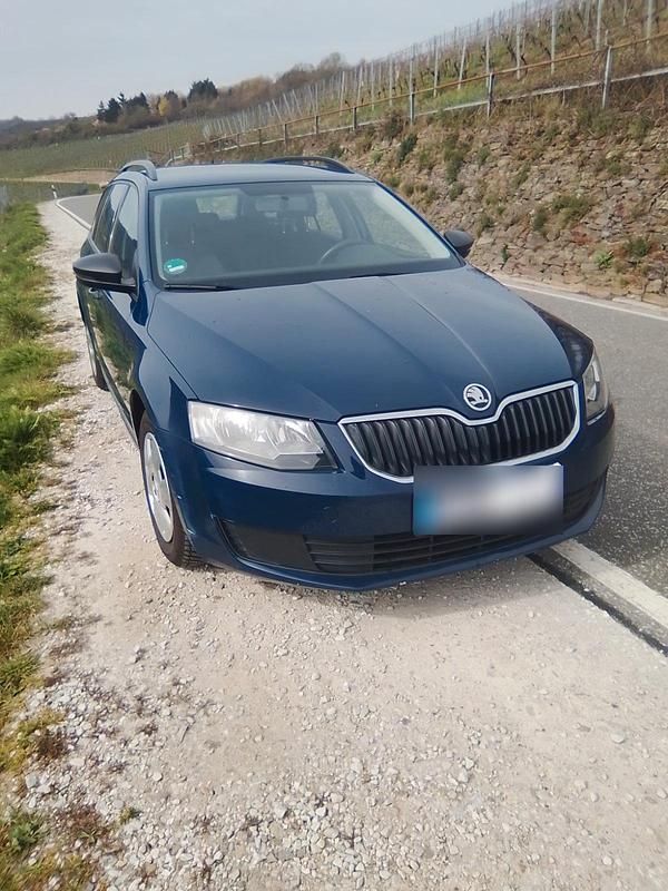 Usado Skoda Octavia 105 HP (77 kW) 2015 Azul Citadino