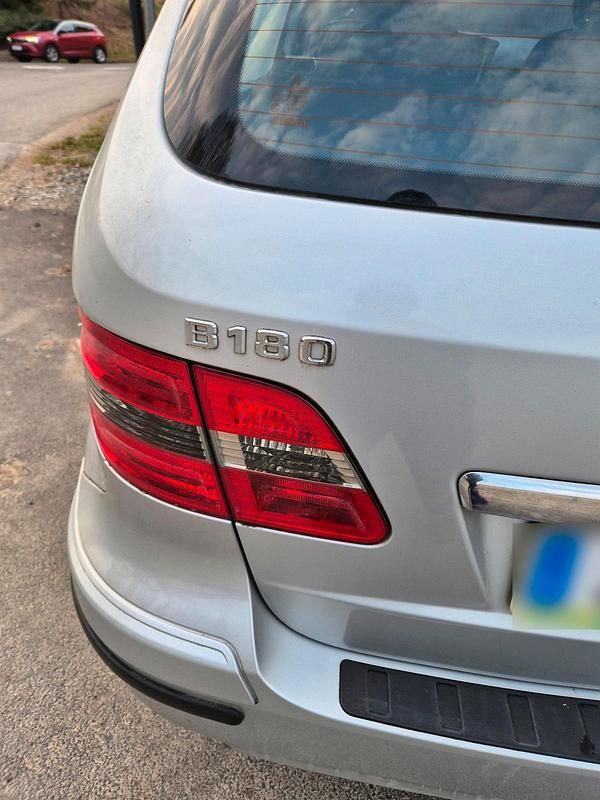 Gebraucht Mercedes B180 105 PS (77 kW) 2010 Silber Van / Kleinbus