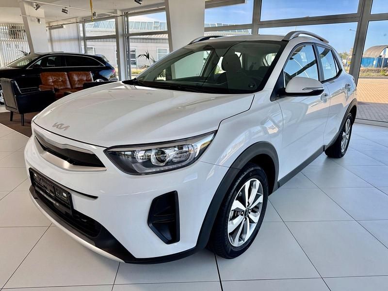 Weiß Gebraucht 2024 Kia Stonic Vision SUV | 19.880 € (Etwas zu teuer) - Bild 1/4