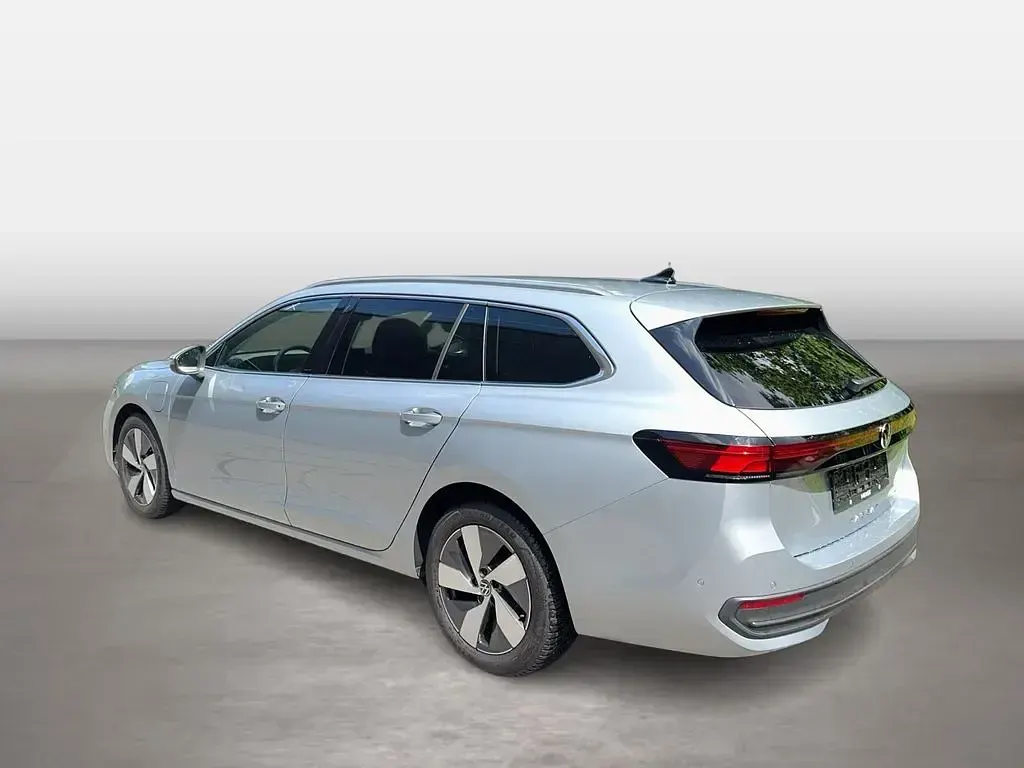 Gebraucht VW Passat Business 150 PS (110 kW) 2025 Oyster silver Kombi