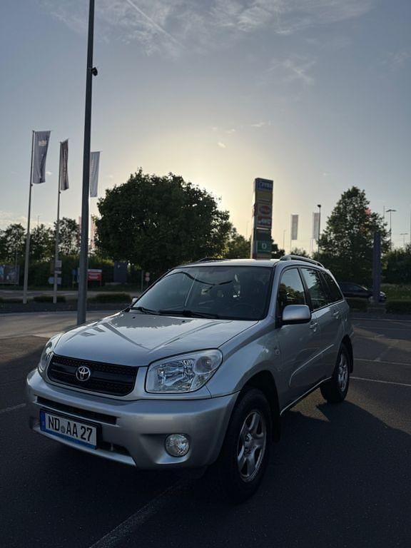 Silber Gebraucht 2004 Toyota RAV4 SUV | 6.700 € (Etwas zu teuer) - Bild 1/4