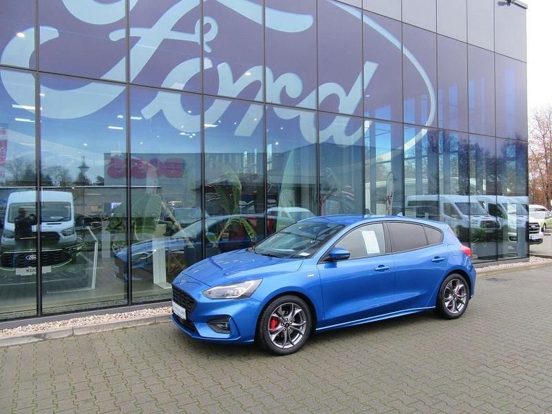 Blau Gebraucht 2021 Ford Focus ST-Line Limousine | 16.950 € (Fairer Preis) - Bild 1/4