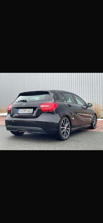 Gebraucht Mercedes A180 122 PS (89 kW) 2015 Schwarz Limousine