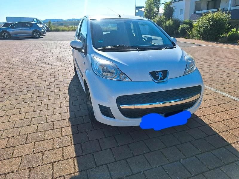 Weiß Gebraucht 2010 Peugeot 107 Kleinwagen | 4.350 € - Bild 1/4
