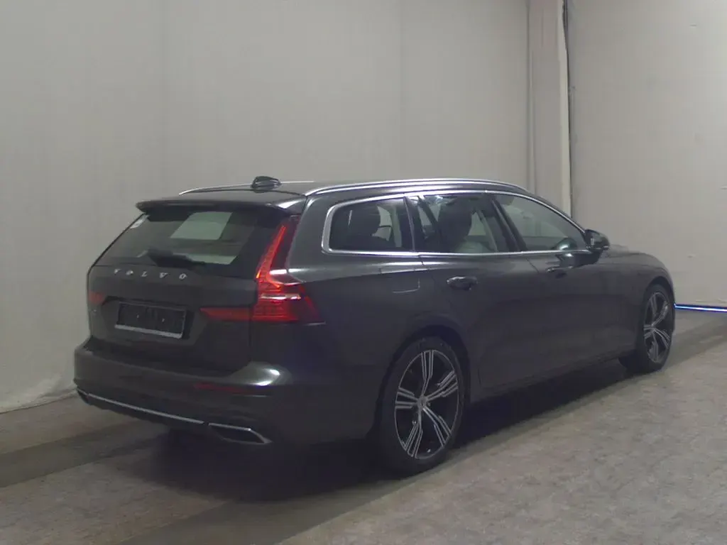 Gebraucht Volvo V60 Inscription 341 PS (250 kW) 2021 Pine grey / metallic Kombi