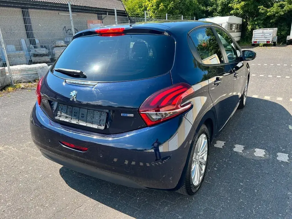 Gebraucht Peugeot 208 Allure 82 PS (60 kW) 2017 Violett Kleinwagen