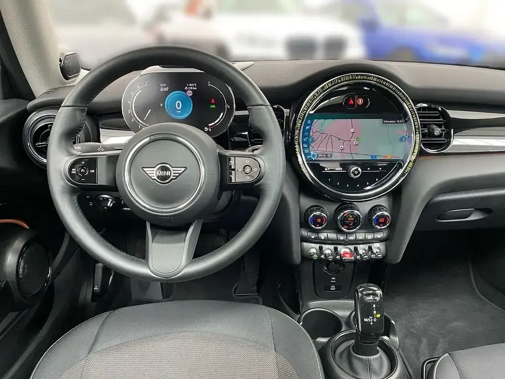 Używany Mini Cooper Essential 136 KM (100 kW) 2023 Srebrny Hatchback