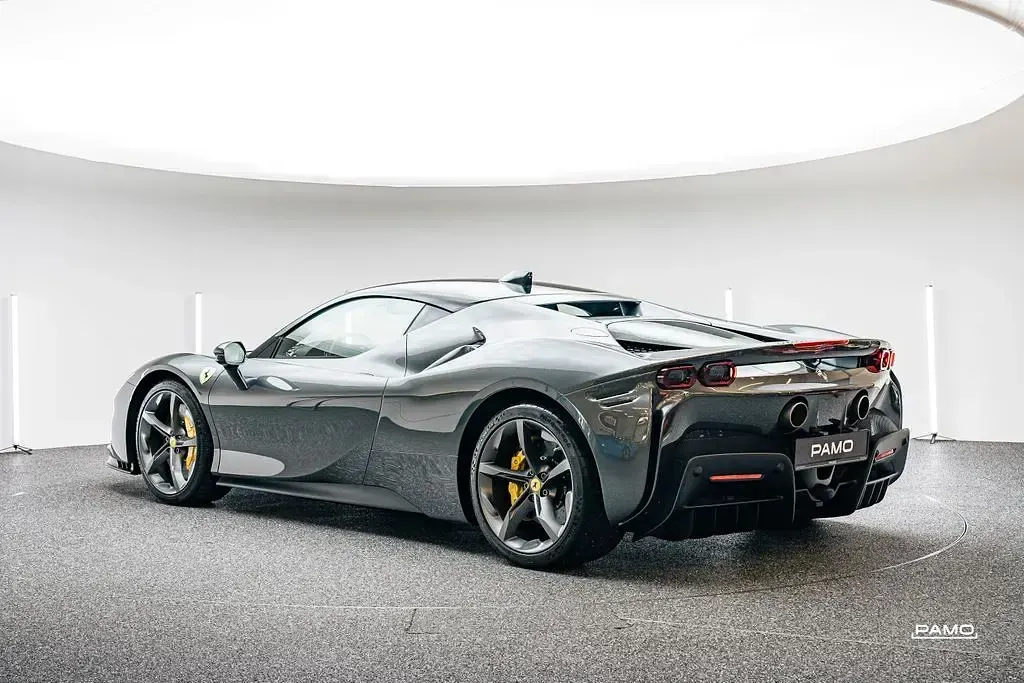 Gebraucht Ferrari SF90 999 PS (734 kW) 2021 Grigio silverstone Coupé