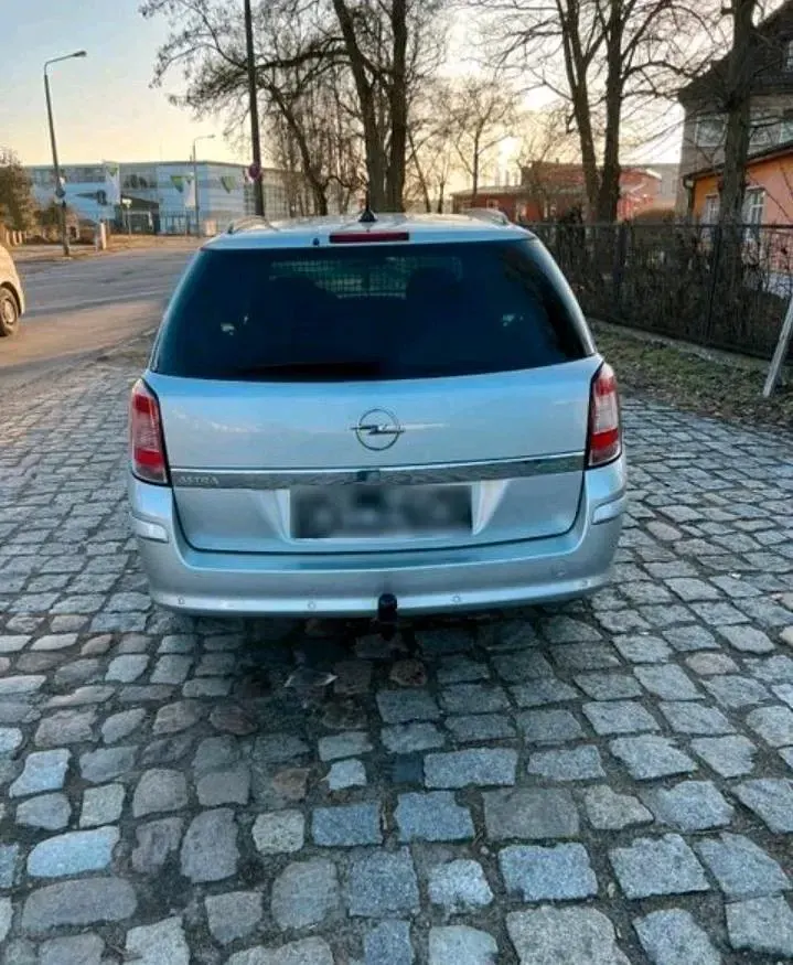 Gebraucht Opel Astra 110 PS (80 kW) 2011 Silber Kombi