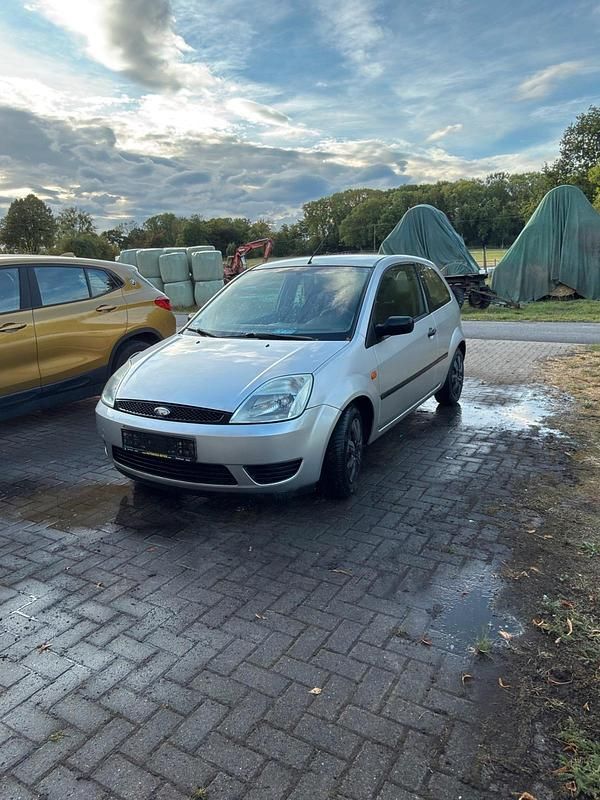 Silber Gebraucht 2004 Ford Fiesta Kleinwagen | 550 € (Superpreis) - Bild 1/4