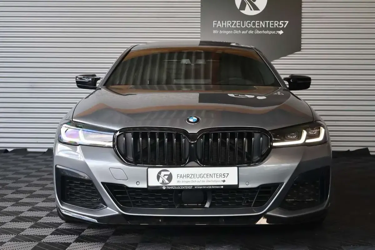 Gebraucht BMW 550 530 PS (389 kW) 2023 Skyscraper grau Limousine