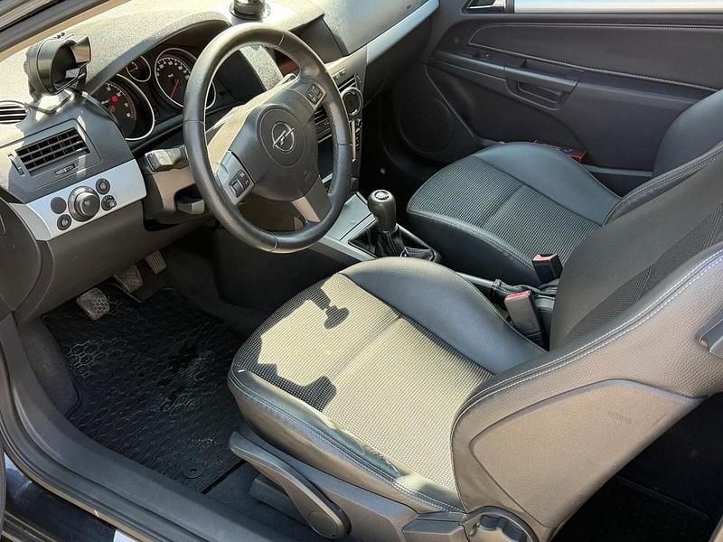 Second-hand Opel Astra 170 CP (125 kW) 2006 Negru Coupe