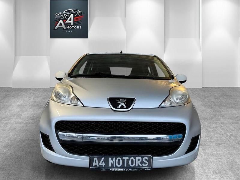 Gebraucht Peugeot 107 68 PS (50 kW) 2012 Silber Kleinwagen