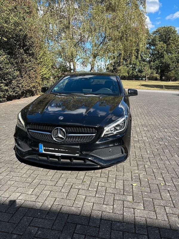 Schwarz Gebraucht 2018 Mercedes CLA200 Shooting Brake Kombi | 17.600 € (Fairer Preis) - Bild 1/4