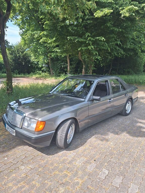 Grau Gebraucht 1986 Mercedes E230 Limousine | 8.500 € - Bild 1/4