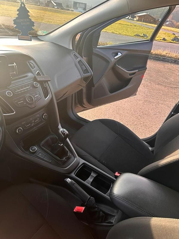 Gebraucht Ford Focus 125 PS (91 kW) 2016 Braun Limousine