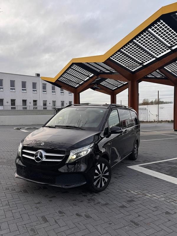 Schwarz Gebraucht 2021 Mercedes V250 Van / Kleinbus | 54.500 € - Bild 1/4