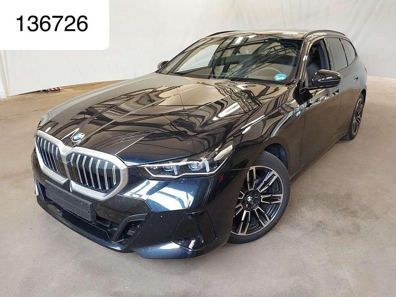 Carbonschwarz Gebraucht 2025 BMW 520 M Sport Kombi | 49.950 € (Superpreis) - Bild 1/4