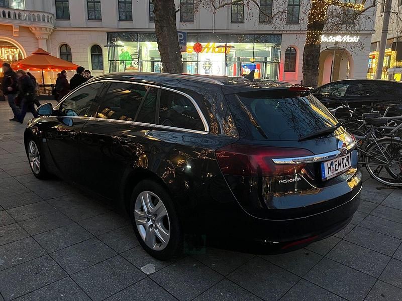 Gebraucht Opel Insignia 140 PS (102 kW) 2014 Schwarz Kombi