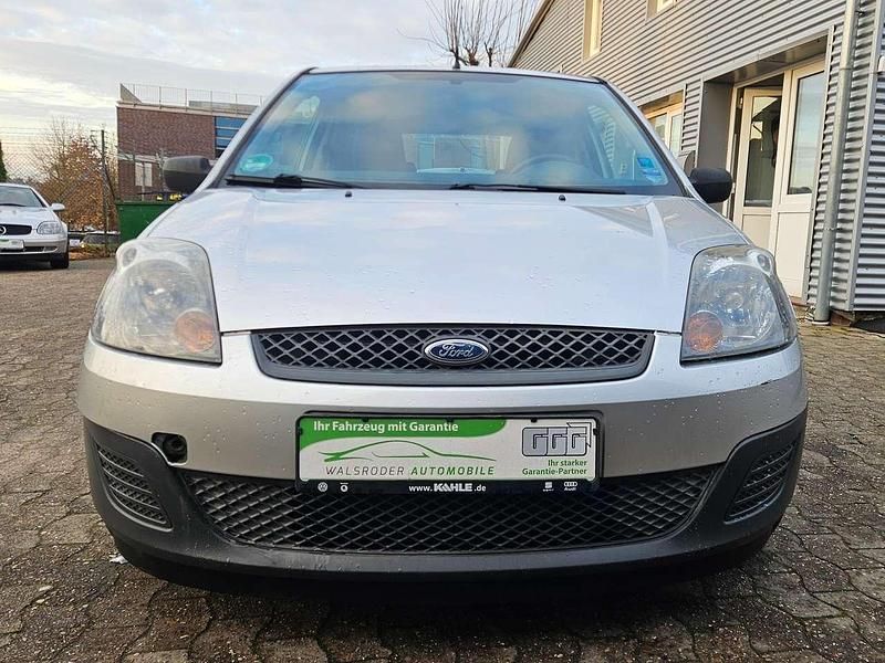 Gebraucht Ford Fiesta Ambiente 60 PS (44 kW) 2006 Polarsilber metallic Kleinwagen
