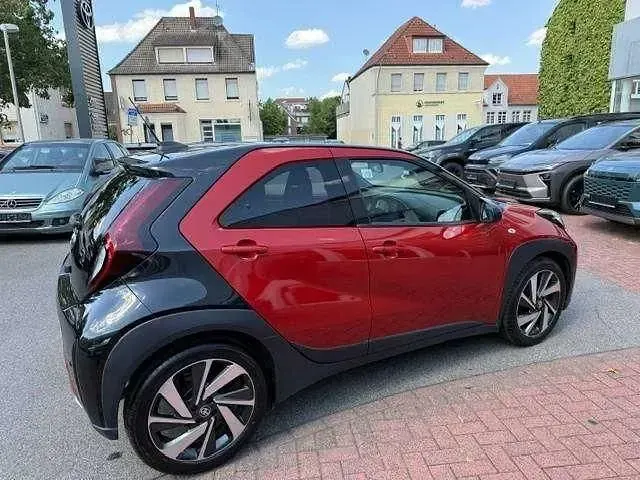 Gebraucht Toyota Aygo X X-plore 72 PS (52 kW) 2023 Chili red/ black mica SUV