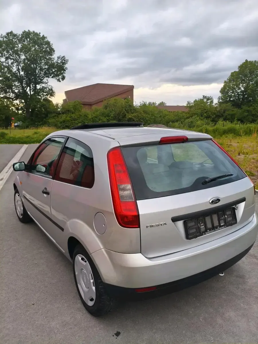 Gebraucht Ford Fiesta 59 PS (43 kW) 2002 Silber Kleinwagen