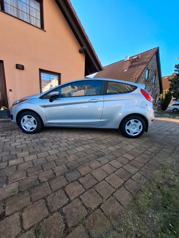 Silber Gebraucht 2014 Ford Fiesta Celebration Kleinwagen | 5.390 € (Superpreis) - Bild 1/4