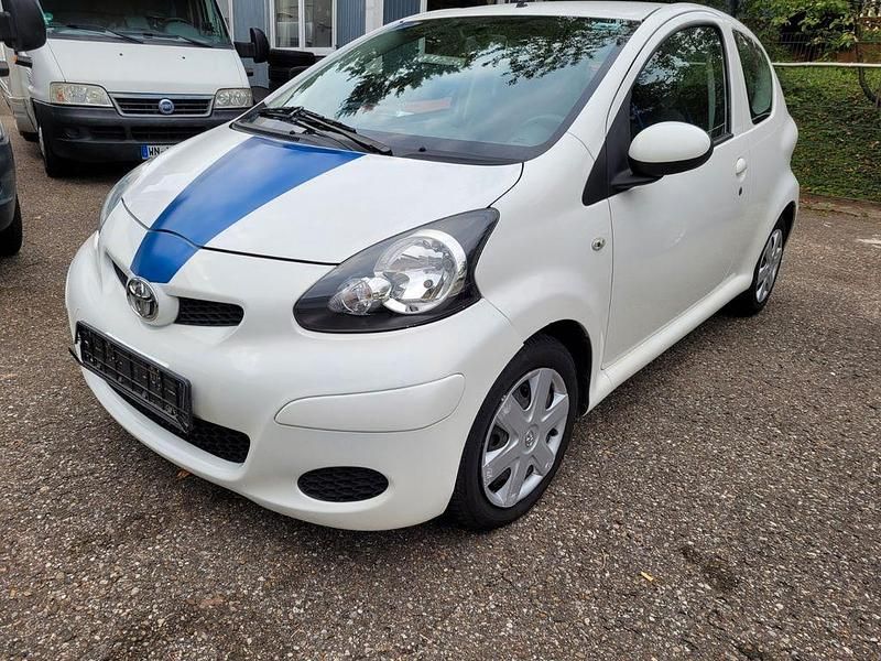 Weiß Gebraucht 2011 Toyota Aygo Cool Kleinwagen | 3.650 € (Fairer Preis) - Bild 1/4