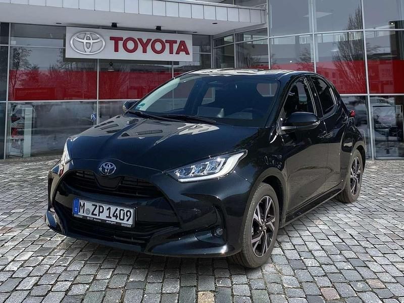 Mysticschwarz mica Gebraucht 2025 Toyota Yaris Hybrid Limousine | 22.790 € (Fairer Preis) - Bild 1/4