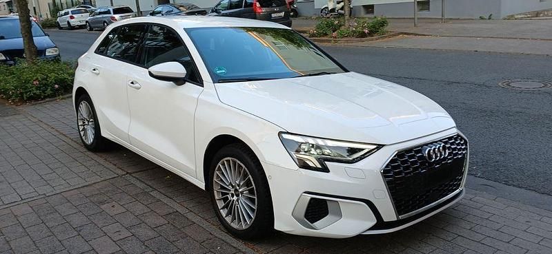 Weiß Gebraucht 2021 Audi A3 Sportback Advanced Limousine | 16.300 € (Superpreis) - Bild 1/4