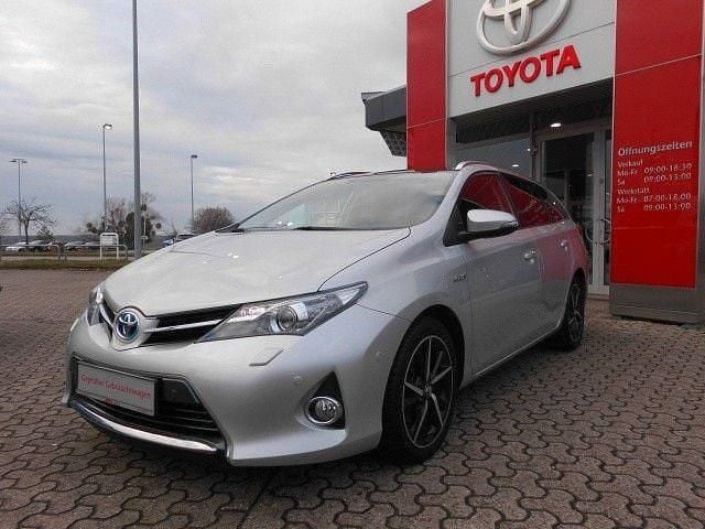 Silber Gebraucht 2014 Toyota Auris Hybrid Life+ Limousine | 12.790 € (Fairer Preis) - Bild 1/4