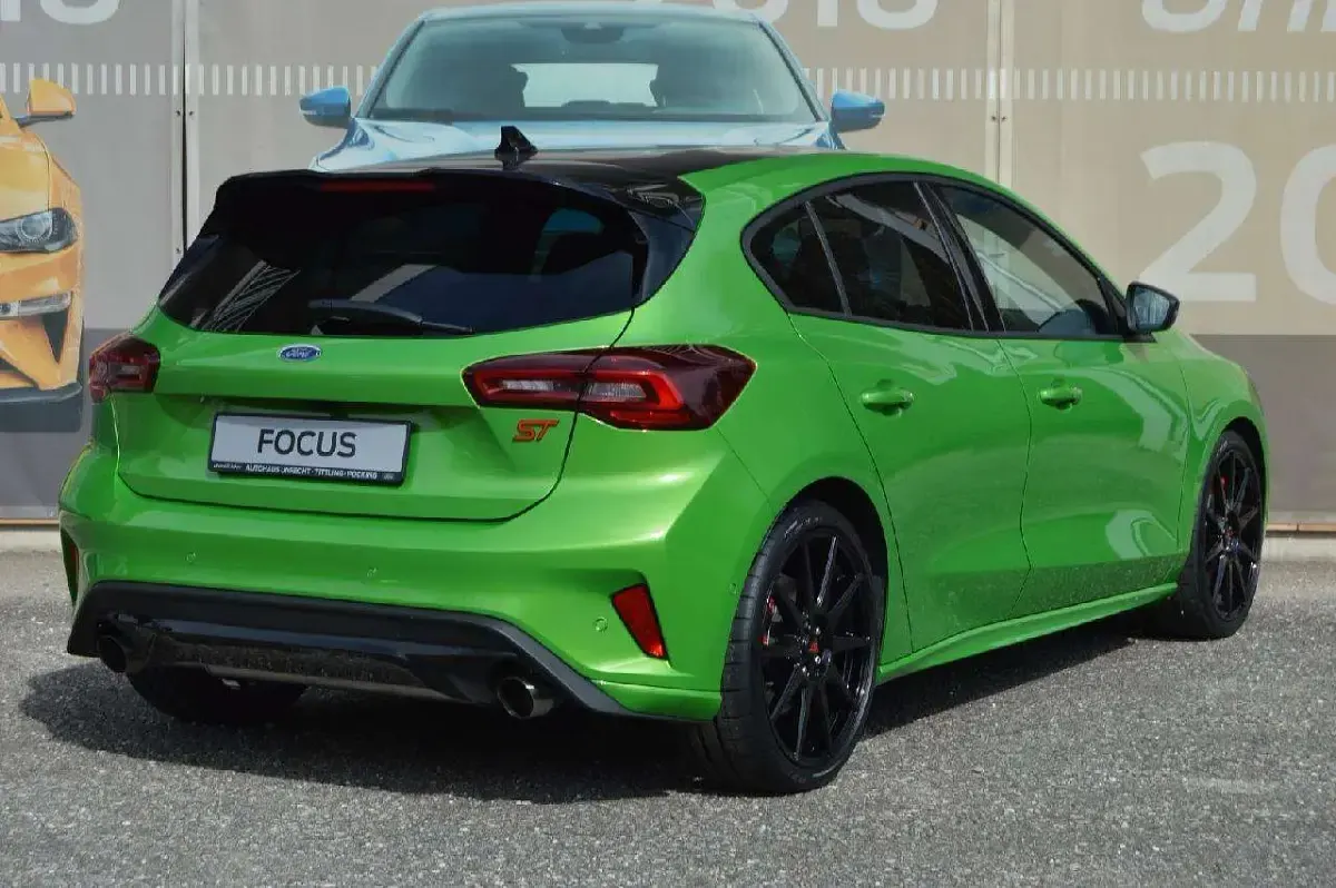 Gebraucht Ford Focus ST 280 PS (205 kW) 2026 Meangreenmetallic Limousine