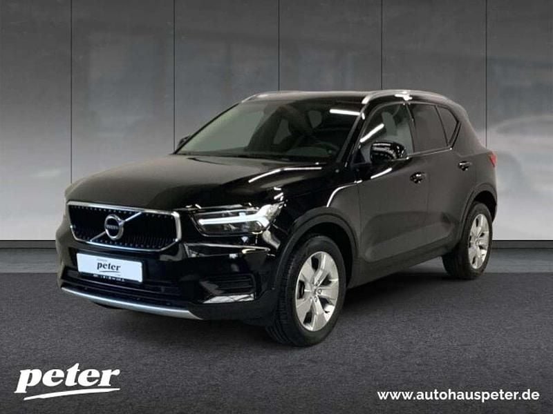 Black solid (stone) / solid Gebraucht 2021 Volvo XC40 Momentum SUV | 24.980 € (Guter Preis) - Bild 1/4
