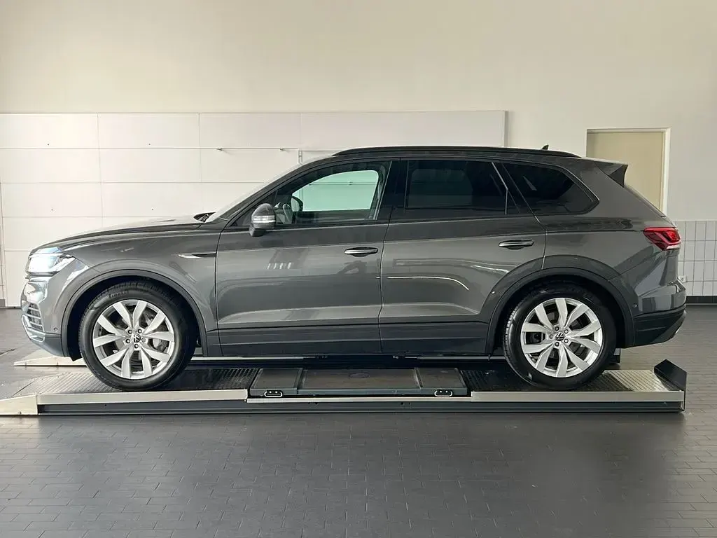 Gebraucht VW Touareg 231 PS (169 kW) 2023 Siliziumgrau metallic SUV