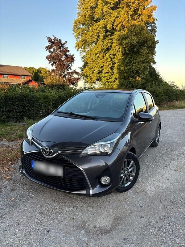 Grau Gebraucht 2017 Toyota Yaris Edition-S Kleinwagen | 11.200 € (Fairer Preis) - Bild 1/4