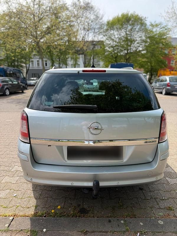 Gebraucht Opel Astra 110 PS (80 kW) 2011 Silber Kombi