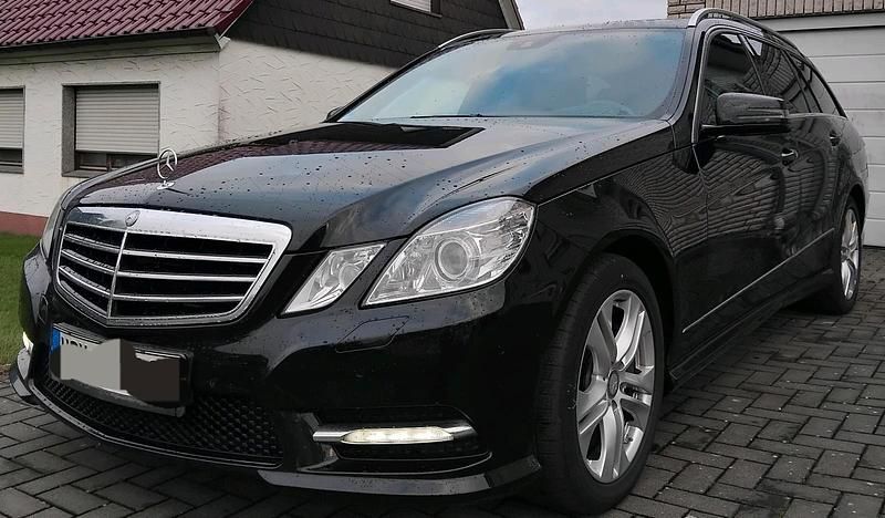 Schwarz Gebraucht 2013 Mercedes E350 Kombi | 8.490 € (Fairer Preis) - Bild 1/4