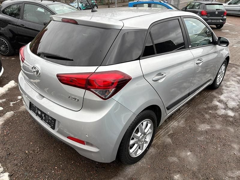 Gebraucht Hyundai i20 Passion 84 PS (61 kW) 2016 Silber Limousine