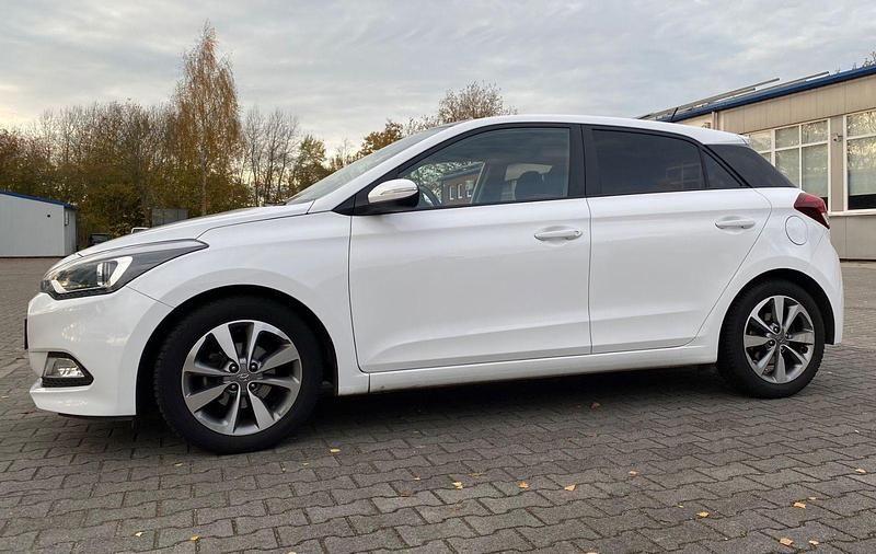 Gebraucht Hyundai i20 Intro Edition 84 PS (61 kW) 2015 Weiß Kleinwagen