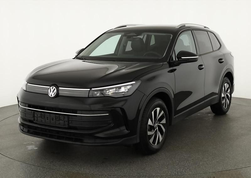 Grenadill schwarz metallic Neu 2025 VW Tiguan Life SUV | 41.495 € (Etwas zu teuer) - Bild 1/4