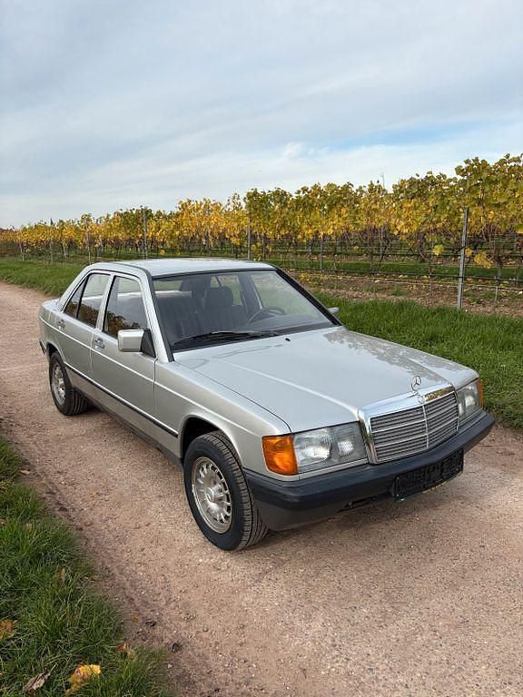 Gebraucht Mercedes 190 122 PS (89 kW) 1983 Silber Limousine