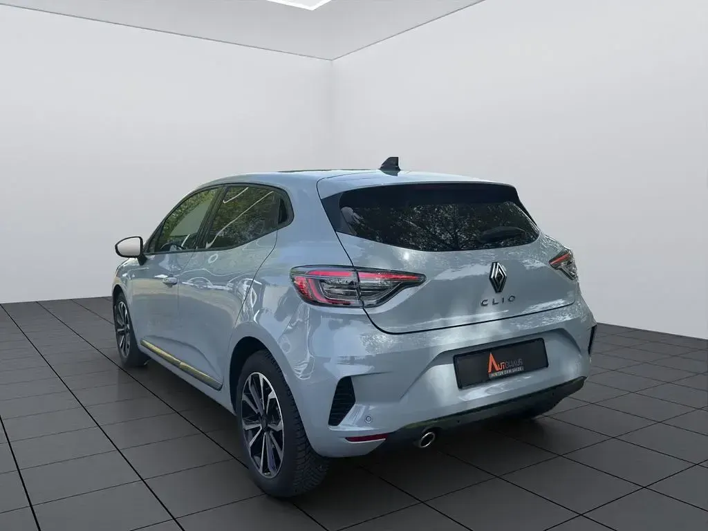 Używany Renault Clio V Techno 91 KM (66 kW) 2024 Szary Sedan/Limuzyna