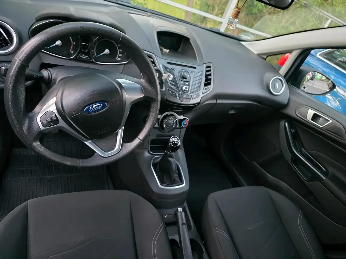 Gebraucht Ford Fiesta 95 PS (69 kW) 2014 Schwarz Kleinwagen
