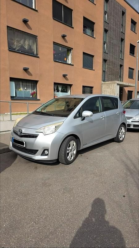 Gebraucht Toyota Verso-S 99 PS (72 kW) 2011 Silber Van / Kleinbus